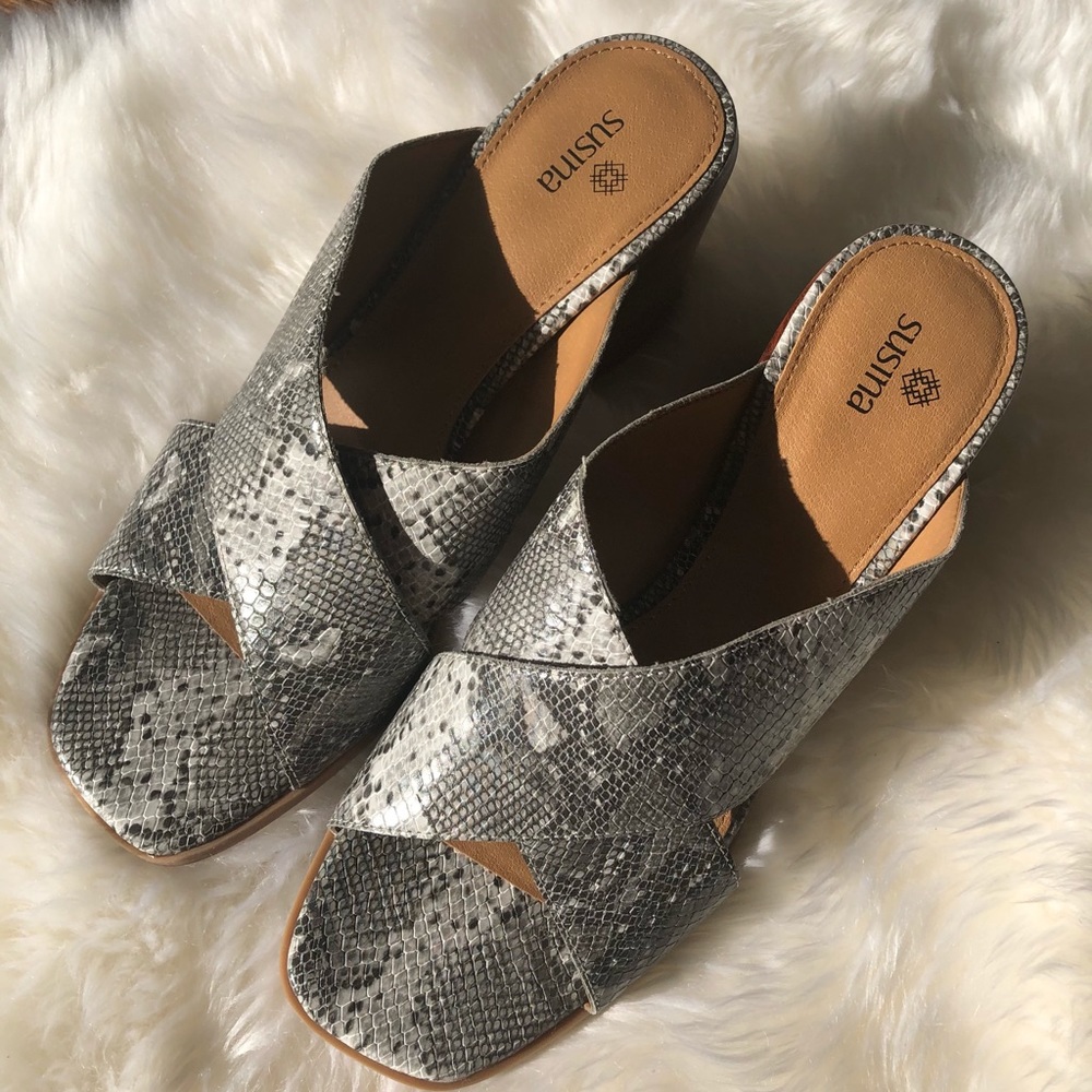 AMAZING DEAL ⭐️NWOT- Susina snakeskin sandals  $15